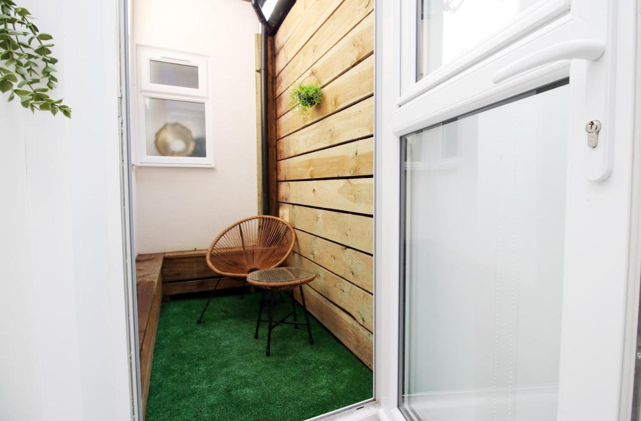 New Spacious 2 Bed Getaway - Private Courtyard! - Underfloor Heating Cardiff Esterno foto