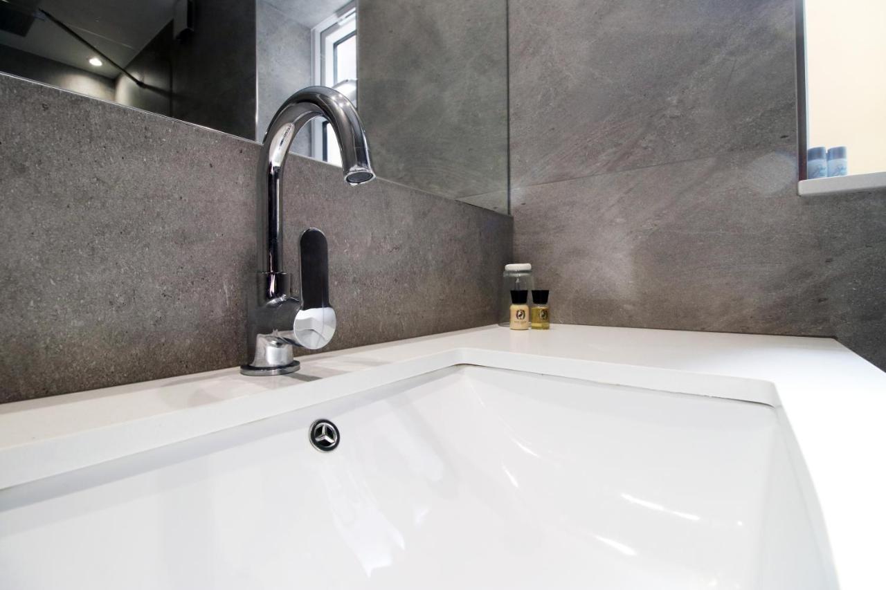 New Spacious 2 Bed Getaway - Private Courtyard! - Underfloor Heating Cardiff Esterno foto