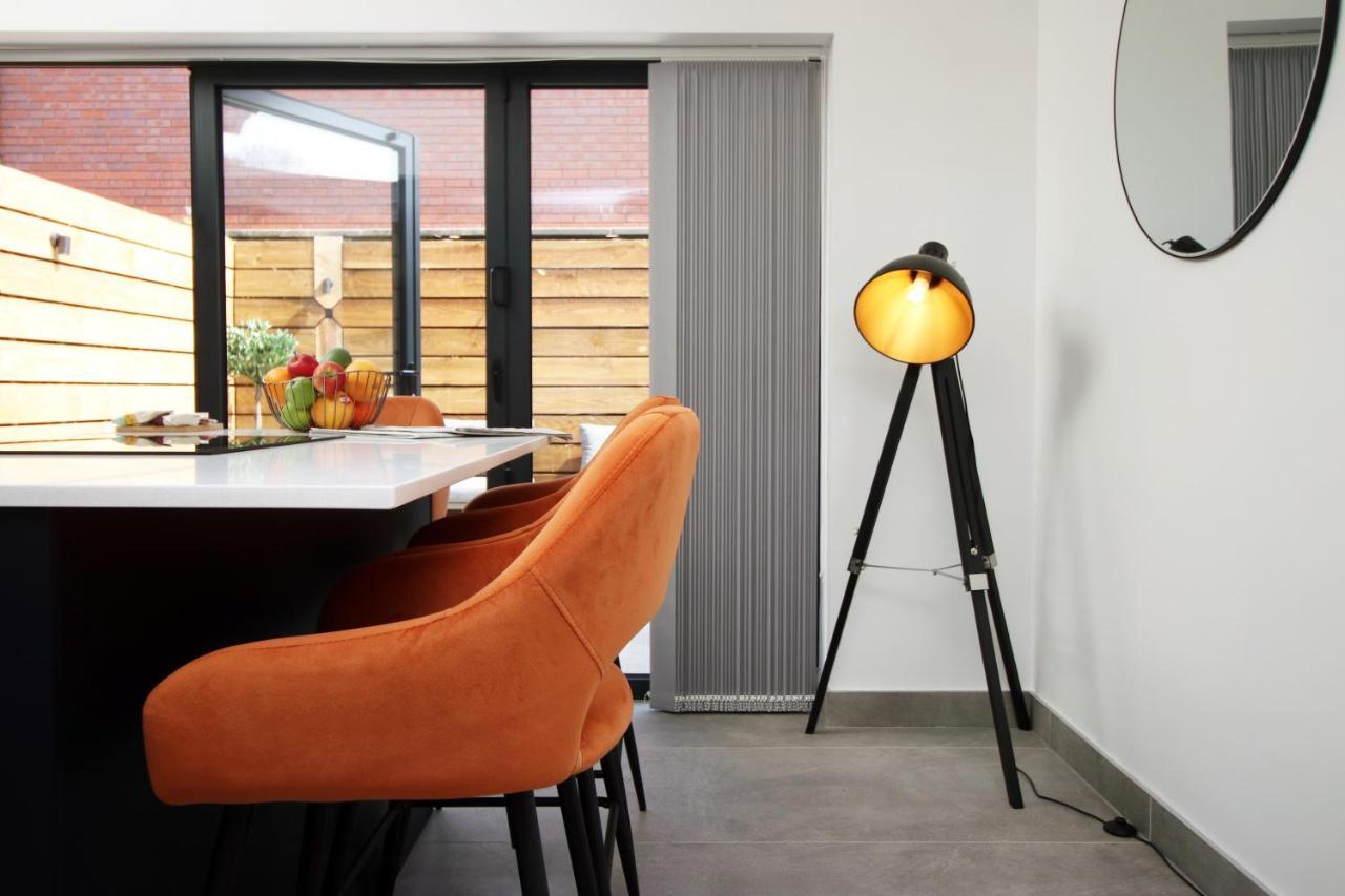 New Spacious 2 Bed Getaway - Private Courtyard! - Underfloor Heating Cardiff Esterno foto